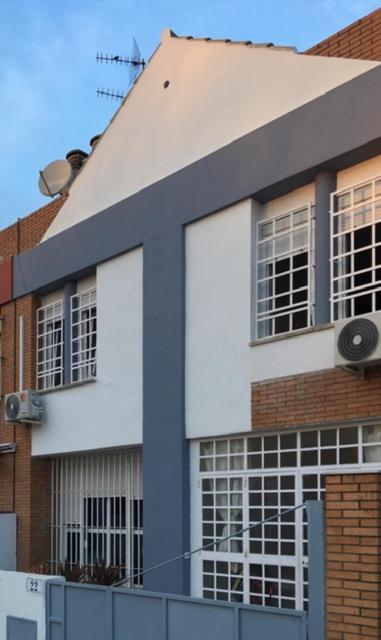 Casa Soleada En Calle Tranquila Sevilla Bagian luar foto