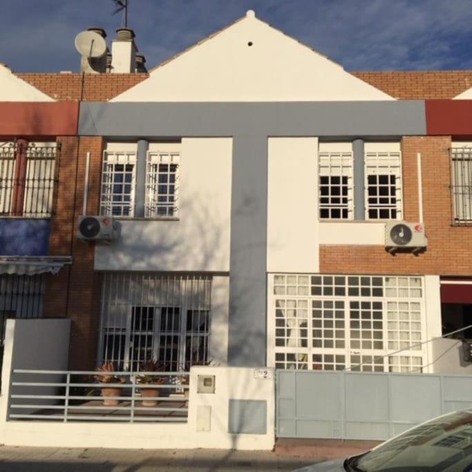 Casa Soleada En Calle Tranquila Sevilla Bagian luar foto